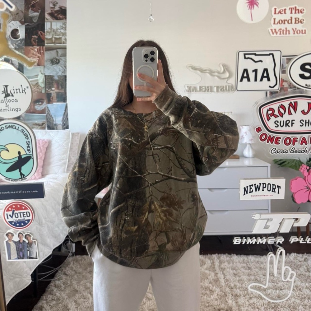 camo off the shoulder crewneck sweatshirt‎